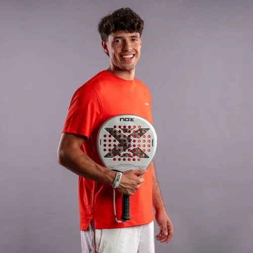 Raquette-de-padel-Nox-Genius-12K-Alum-XTREM-by-Agust_n-Tapia-2027-Joueur.webp