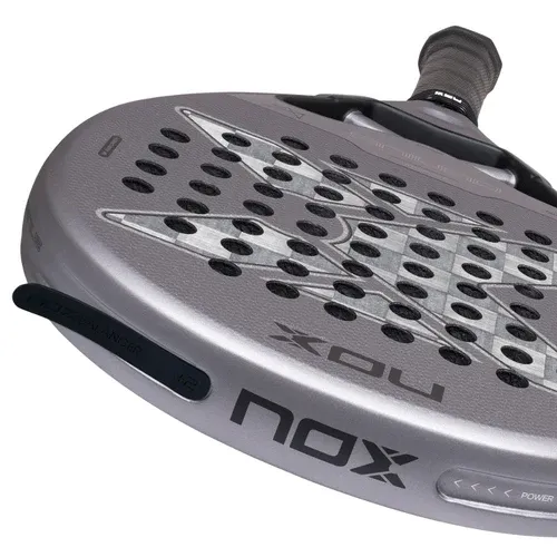 Raquette-de-padel-Nox-Genius-18K-Alum-by-Agust_n-Tapia-2027-Zoom-Cadre_65f58451-7e7d-41f1-a182-1424d7326c4f.webp