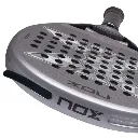 Raquette-de-padel-Nox-Genius-18K-Alum-by-Agust_n-Tapia-2027-Zoom-Cadre_65f58451-7e7d-41f1-a182-1424d7326c4f.webp