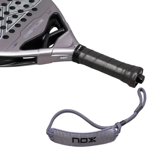Raquette-de-padel-Nox-Genius-Attack-18K-Alum-by-Agust_n-Tapia-2027-Zoom-Manche.webp